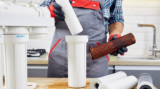 replacing-filter-GettyImages-1372970832-16x9-1